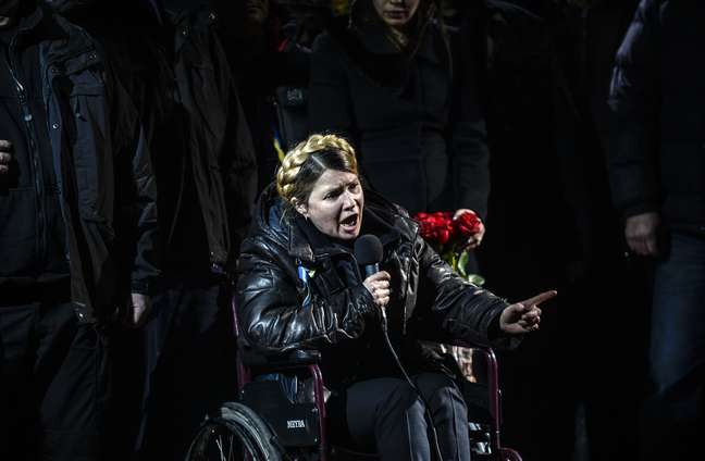 <p>Yulia Timoshenko em discurso na Pra&ccedil;a da Independ&ecirc;ncia ap&oacute;s liberta&ccedil;&atilde;o em 22 de fevereiro</p>