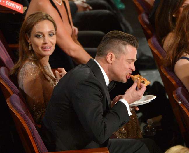 Angelina Jolie e Brad Pitt durante distribuição de pizza promovida por Ellen DeGeneres