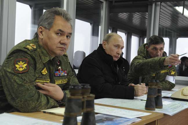 Putin assistiu nessa segunda-feira à fase final dos exercícios militares no polígono de Kirilovski, na região de Leningrado