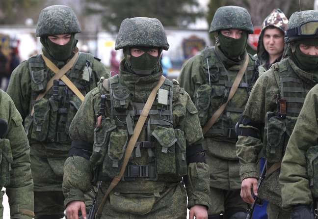 Soldados pró-russos fazem guarda a uma base da infantaria ucraniana em Perevalne, Ucrânia, nesta terça-feira, 4 de março
