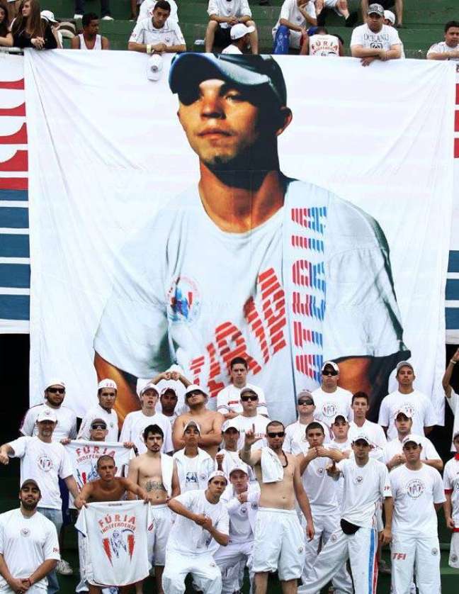 Organizada do Paraná homenageou o torcedor morto com uma bandeira