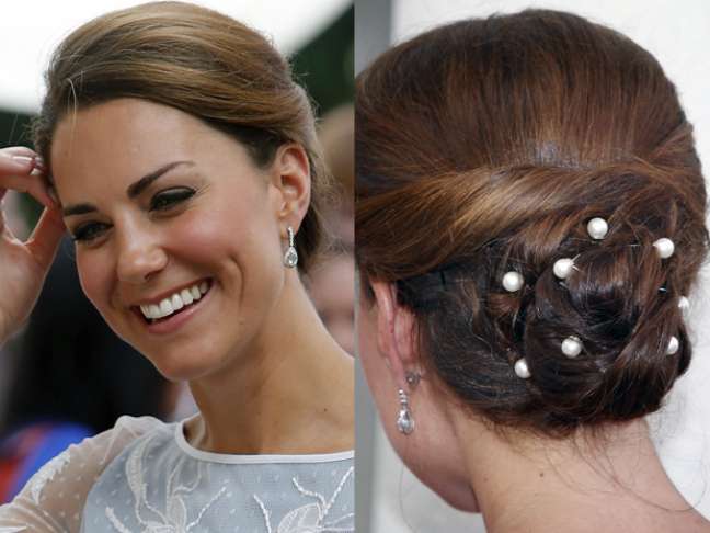 O coque feito com o cabelo dividido em duas mechas, adotado pela duquesa na Malásia, é ideal para um evento formal em que o penteado precisa se manter intacto do começo ao fim
