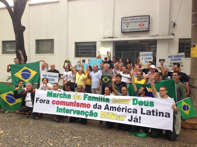 <p>Cerca de 100 pessoas fizeram um ato pedindo a volta dos militares ao poder na tarde deste sábado, na região central de Belo Horizonte</p>