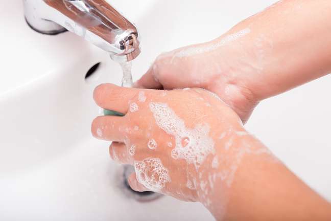 Medidas simples, como lavar as mãos sempre que chegar em casa, contribuem para deixar as bactérias longe do lar