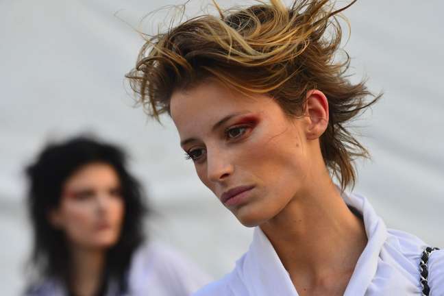 A modelo Flávia Lucini, 22 anos, contou nos bastidores do Fashion Rio sobre o bullying que sofreu por ser diferente da maioria das mulheres. Ela raspou duas vezes o cabelo desde o ano passado e foi chamada até de sapatão