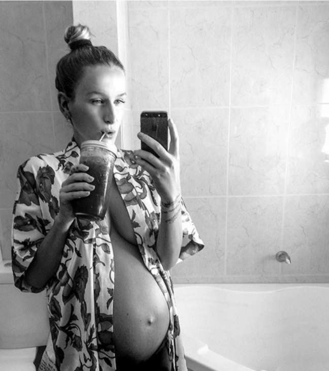 <p>Durante a gravidez, publicou foto tomando suco de beterraba</p>
