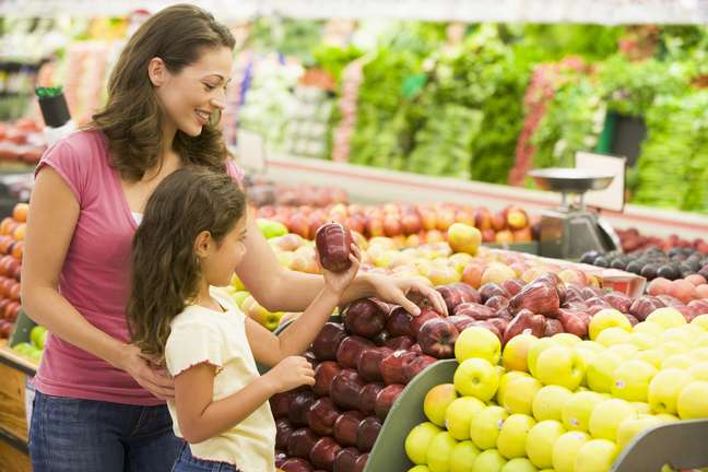 Leve a criança ao supermercado para ajudar nas compras do lanche escolar, converse sobre os gostos alimentares e, na hora do preparo, faça combinações que estimulem o consumo