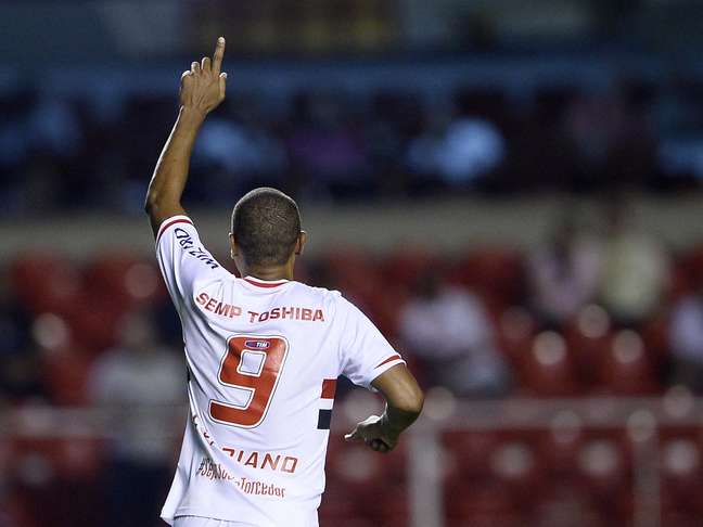 Luís Fabiano comemora gol no Morumbi