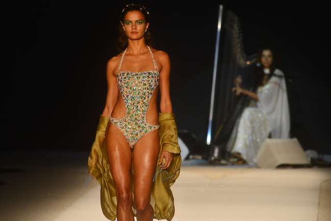 Victor Dzenk apresenta coleção de verão brilhante no Fashion Rio