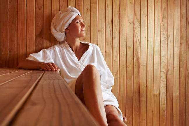 Cercada de muita polêmica, a sauna pode trazer benefícios estéticos para corpo, mas também colocar em risco a saúde se não for bem aproveitada por seus usuários 