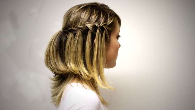 Penteado traz mais charme ao visual e pode ser usado no dia a dia 1  Seque o cabelo virando as pontinhas para fora