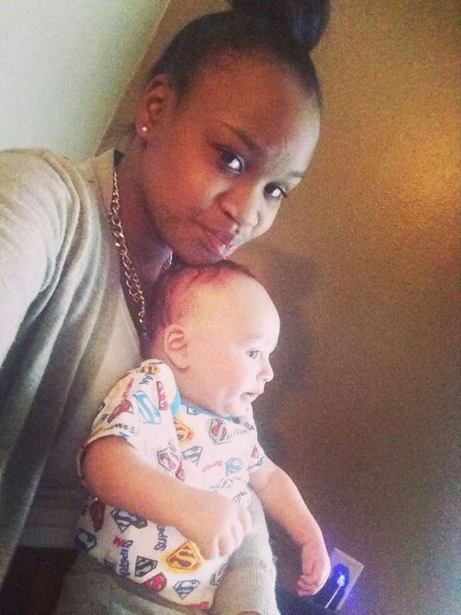 A mãe biológica do bebê, Markeya Atkins, e seu filho, morto com apenas 4 meses de idade