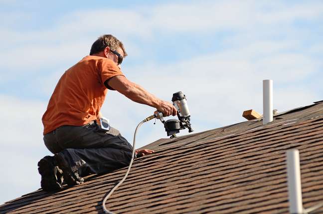 Telhas de diferentes materiais demandam cuidados específicos para garantir a resistência do telhado