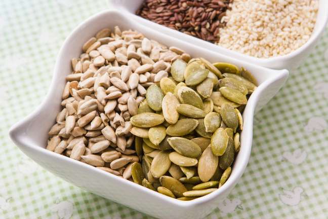 Por trazer benefícios à saúde, sementes como a chia e a linhaça podem ser adicionadas ao cardápio de crianças e adolescentes
