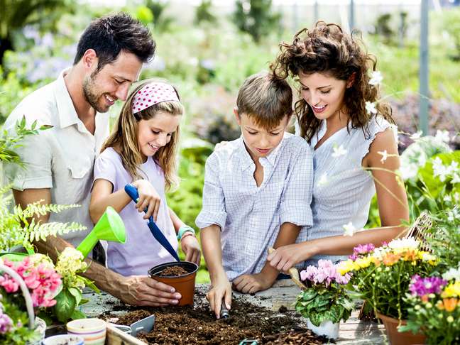 Cultivar uma hortinha, ver de perto a colheita e manusear os alimentos estimula a criança a comer mais frutas, verduras e legumes 