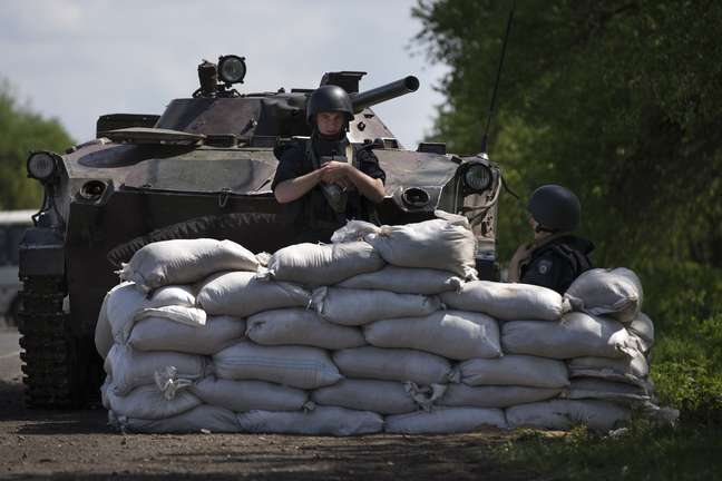 <p>Tropas do governo ucraniano guardam um posto de controle perto da aldeia de Dolina, a 30 quilômetros da cidade de Slovyansk, leste da Ucrânia, nesta quinta-feira, 1 de maio</p>
