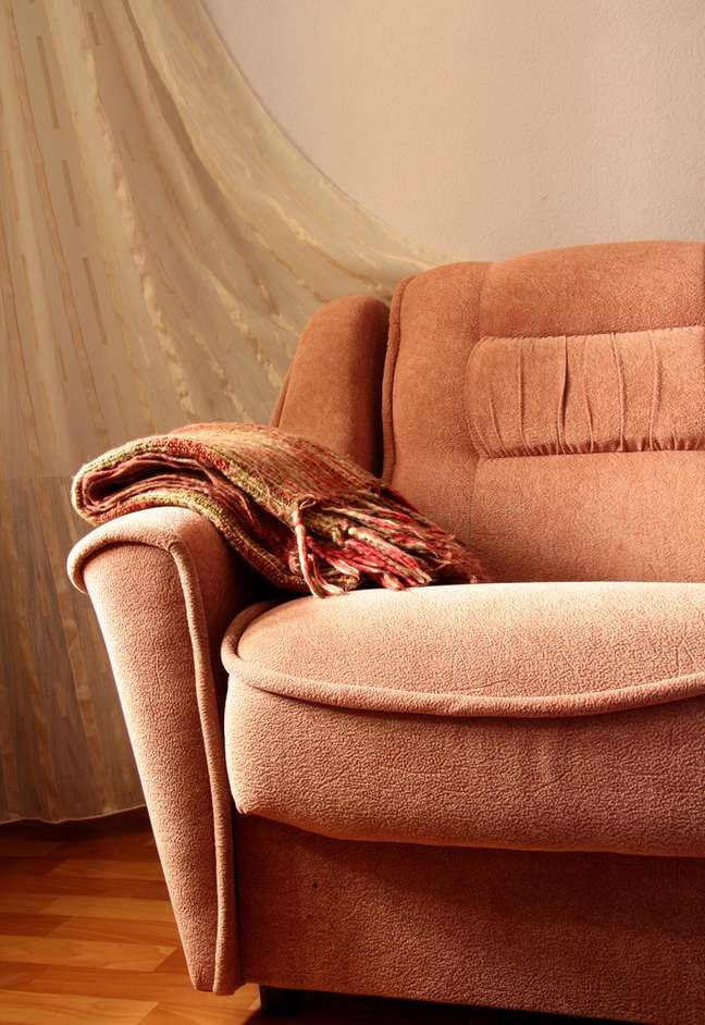 A arquiteta Patrícia Rocha, do escritório Rocha Andrade Arquitetura indica o uso de mantas no sofá, mas recomenda que todas as peças sejam lavadas antes de serem colocadas em uso. Informações: (11) 3501-1557