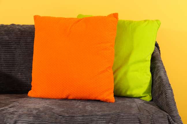 O designer de interiores Fabio Galeazzo defende o uso de capas de tecidos pesados em sofás e almofadas. É possível fazer capas de todos os tecidos, inclusive veludo. Informações: (11) 3064-5306