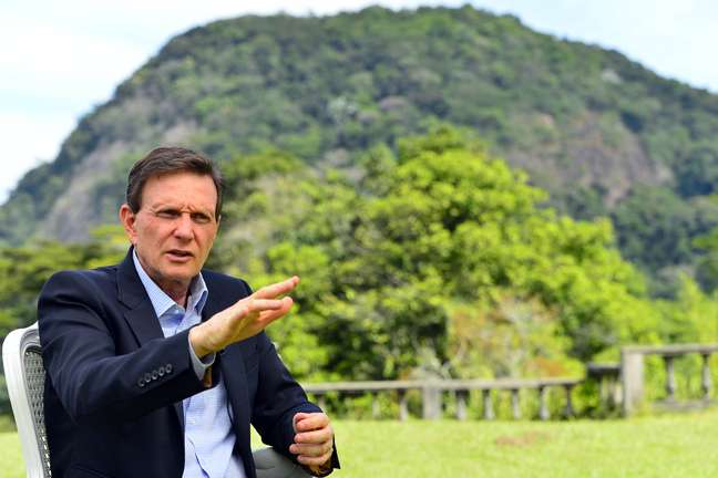 <p>Senador na casa alugada para a campanha na capital fluminense, no Alto da Boa Vista</p>