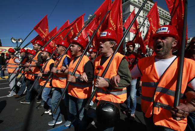 <p>Trabalhadores marcham durante manifesta&ccedil;&atilde;o realizada na Gr&eacute;cia, no 1&ordm; de maio, contra as&nbsp;medidas de austeridade&nbsp;que causaram um aumento dram&aacute;tico do desemprego e da&nbsp;pobreza&nbsp;</p>
