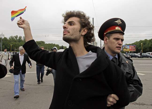 <p>Polícia de Moscou dispersou violentamente uma parada do orgulho gay, que foi proibida pelas autoridades, em maio de 2009</p>