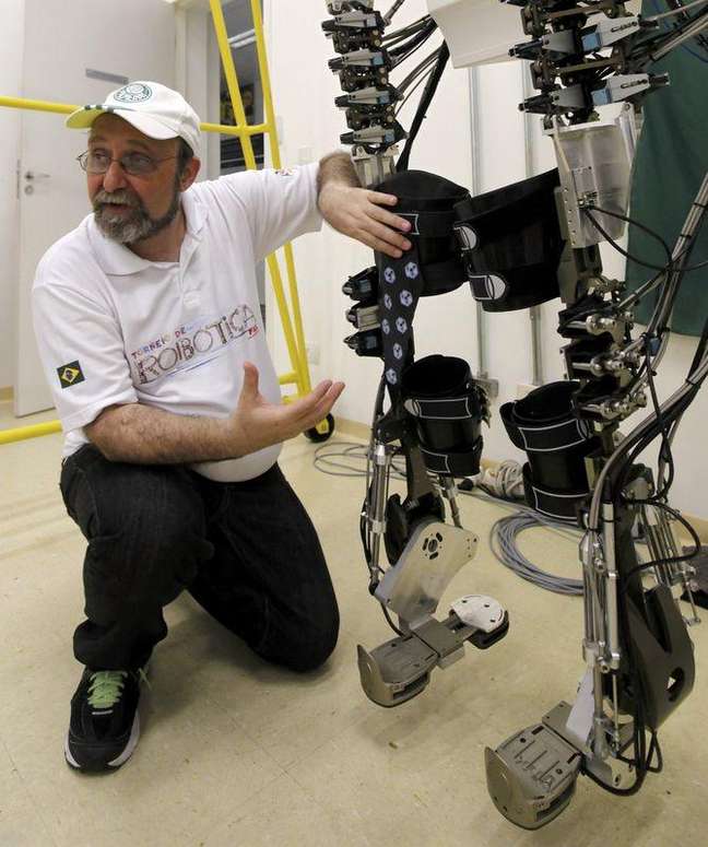 <p>Neurocientista brasileiro Miguel Nicolelis mostra exoesqueleto em laboratório em São Paulo</p>