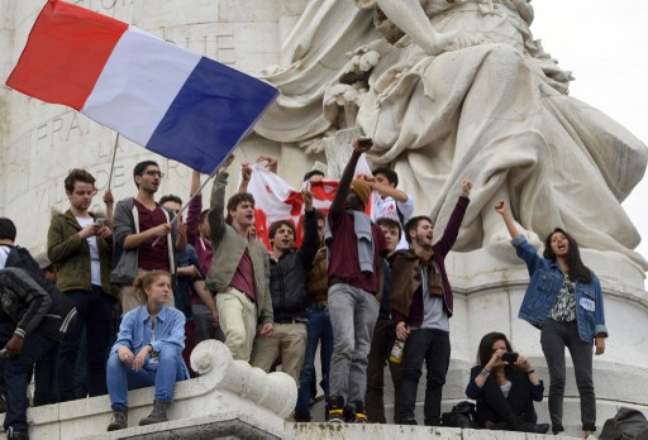 <p>Grupo de jovens participou de uma manifesta&ccedil;&atilde;o contra o partido de estrema-direita franc&ecirc;s Frente Nacional, em Paris</p>