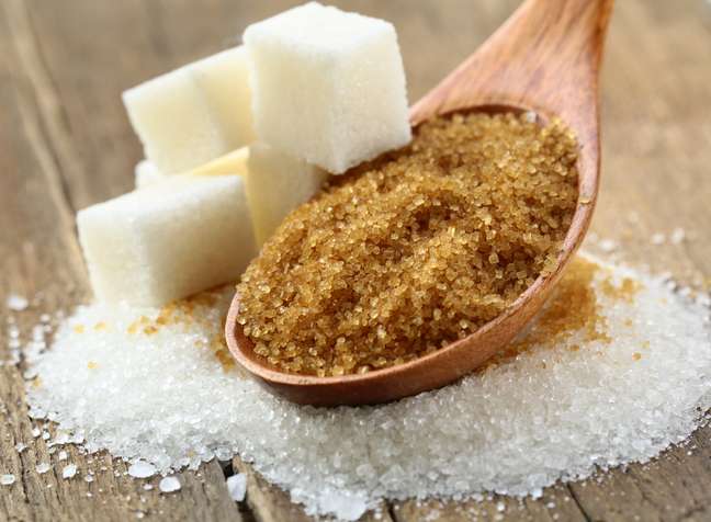 Os açúcares, como o refinado e o mascavo, são calóricos e pobres em nutrientes