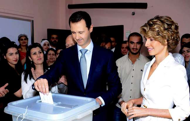 <p>Presidente Assad vota acompanhado da mulher, Asma, no centro de Damasco, em 3 de junho</p>