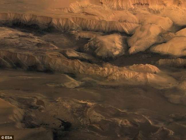<p>Acredita-se que os sulcos na superfície de Marte foram formados por água corrente, mas de acordo com um estudo feito recentemente, eles podem ter tido uma gênese muito diferente, ligada aos vulcões</p>