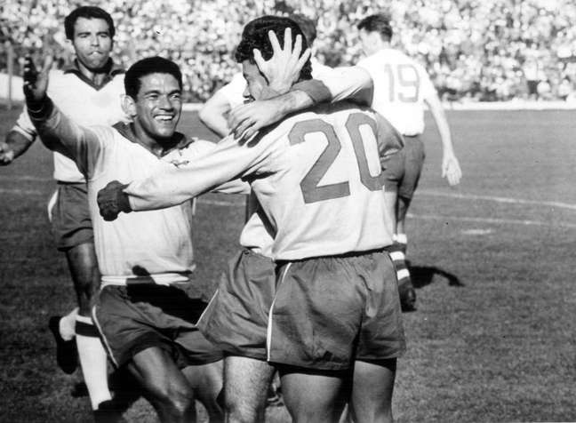 Craque da Copa, Garrincha corre para abraçar Amarildo na final de 1962