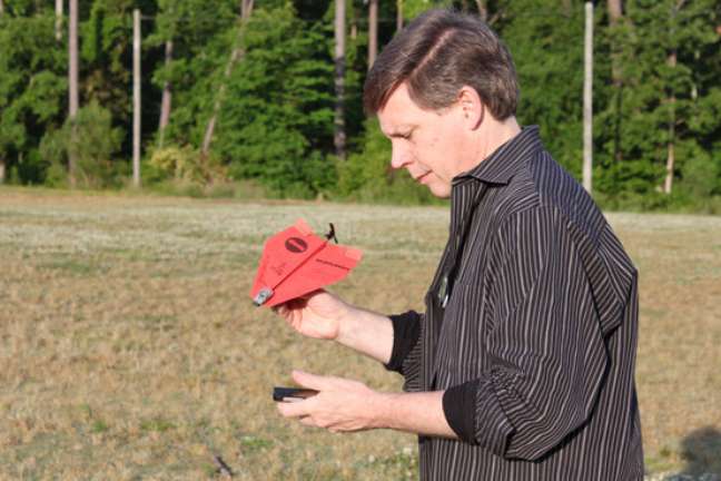 <p>Chuck Pell, cientista que começou a sua carreira construindo dinossauros animatrônicos criou o drone de papel que pode ser controlado por iPhone</p>