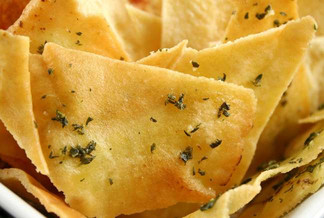 <p>Chips assados com ervas com molho de espinafre e queijo</p>