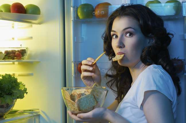 <p>A psicóloga acredita que quebrar a ligação entre comida e emoção é a saída para perder peso</p>