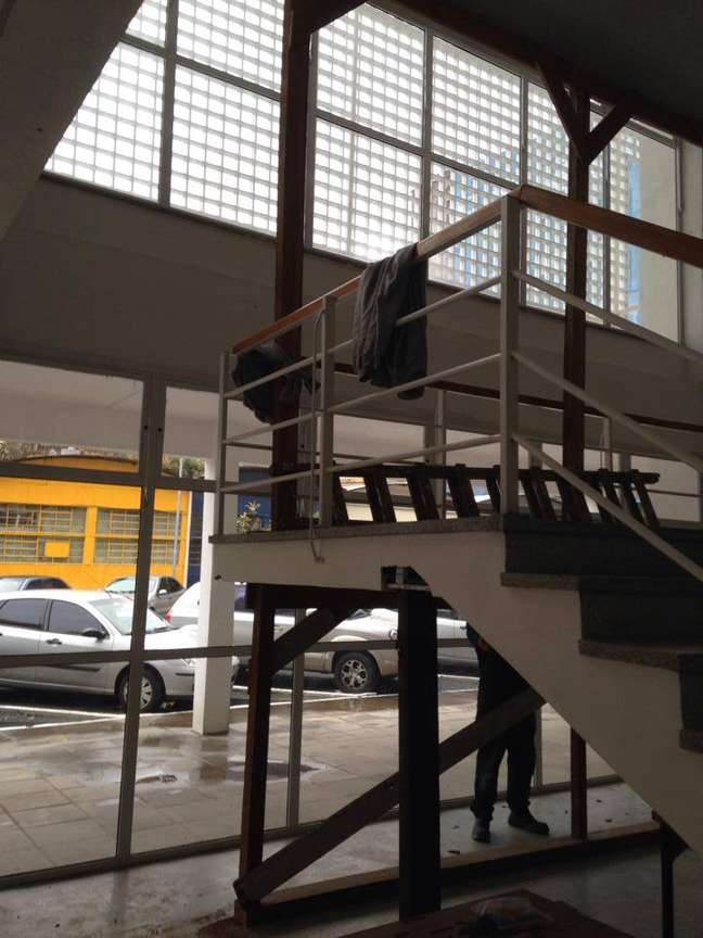 Escoras são utilizadas para sustentar uma escada em um prédio da Universidade Federal do Rio Grande do Sul (UFRGS), que funciona desde o início do semestre