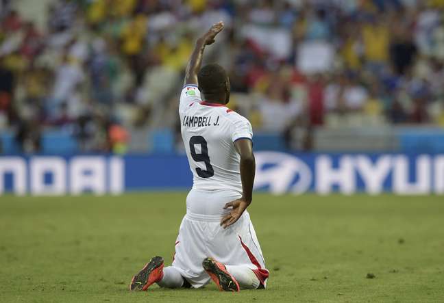 Joel Campbell se ajoelha no gramado para comemorar o gol de empate costarriquenho