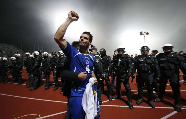 Emir Spahic, que boicotou seleção pela saída de dirigentes, celebra vaga na Copa