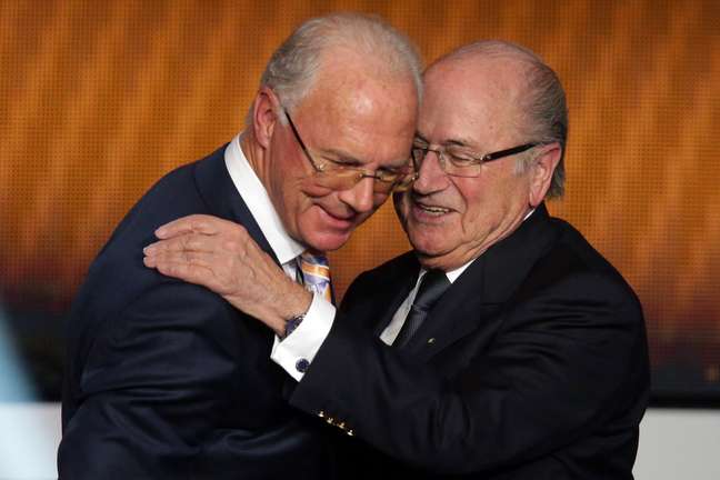 Beckenbauer ao lado do presidente da Fifa, Blatter, na Bola de Ouro 2012