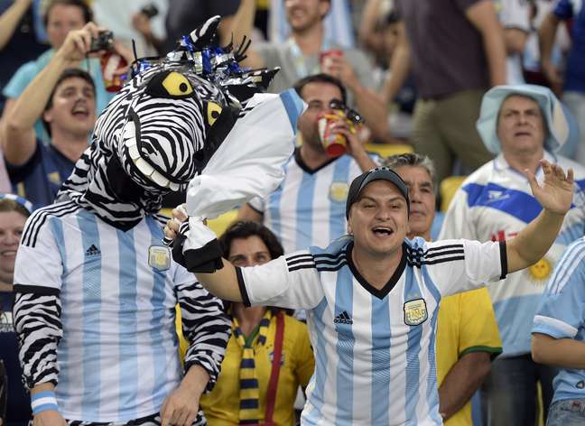 Torcedores da Argentina tomam conta do Maracanã para acompanhar a estreia da seleção na Copa contra a Bósnia