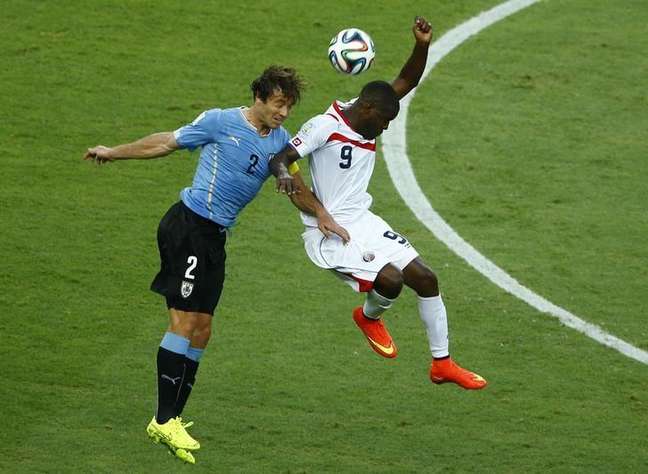 <p>Lugano disputa bola com Campbell em jogo Uruguai x Costa Rica; zagueiro vai ser desfalque em São Paulo</p>