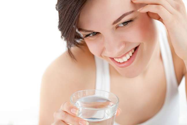 Apesar de ajudar na hidratação da pele, o consumo de água não é o suficiente para mantê-la bonita e saudável 