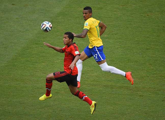 Giovani dos Santos e Luis Gustavo disputam a bola em Fortaleza