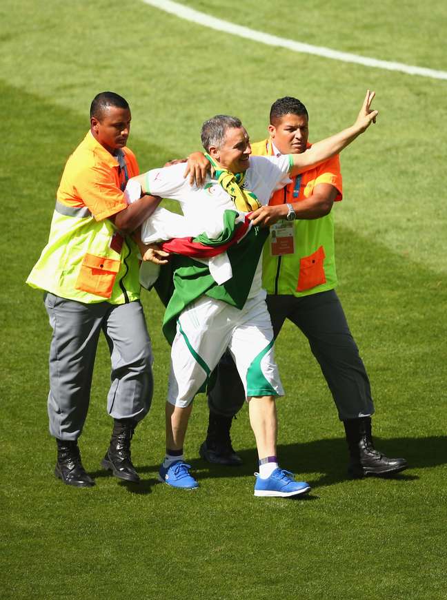 <p>Um torcedor com a bandeira da Argélia invadiu o campo do Estádio do Mineirão, nesta terça-feira, antes do jogo contra a Bélgica, pelo Grupo H da Copa do Mundo de 2014. O homem foi escoltado por seguranças e convidado a se retirar</p>