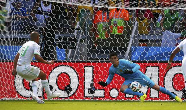 <p>Feghouli marca primeiro gol da Argélia na Copa do Mundo de 2014 ao converter pênalti contra a Bélgica</p>
