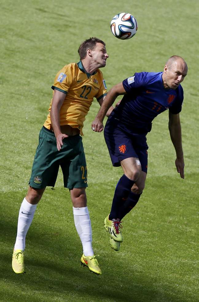 <p>Alex Wilkinson e Robben disputam bola aérea durante jogo entre Austália e Holanda, no Estádio Beira Rio, em Porto Alegre</p>
