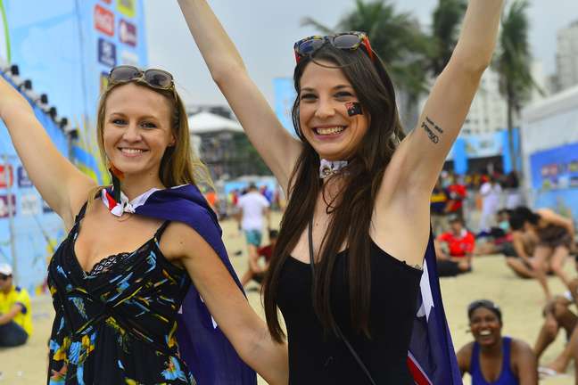 Com pouca roupa ou fantasiados, os torcedores da Austrália e da Holanda vibraram durante a partida entre os países nesta quarta-feira, na Fan Fest de Copacabana, no Rio de Janeiro