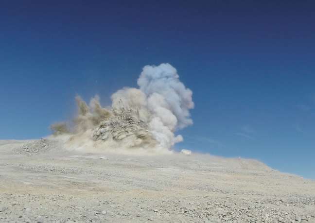<p>Explosão remove 5 mil metros cúbicos de rocha para início do projeto GMT</p>