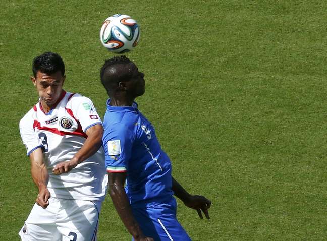<p>Balotelli disputa bola aérea com Giancarlo Gonzalez durante jogo entre Itália e Costa Rica, nesta sexta-feira, na Arena Pernambuco</p>