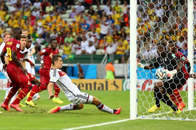 <p>Assim como fez Ronaldo, Klose marcou seu 15º gol em Copas contra Gana</p>