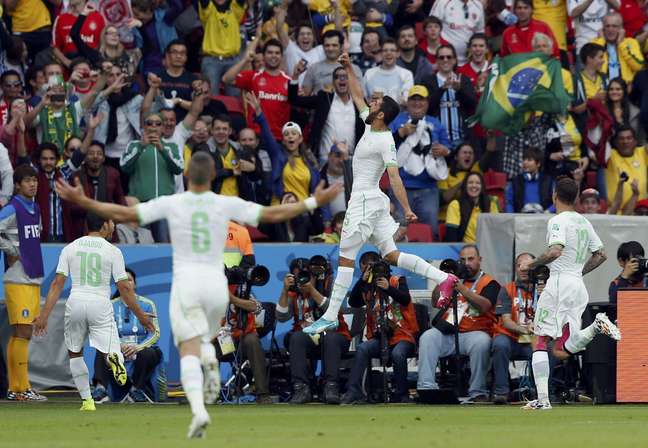 Halliche comemora o segundo gol da Argélia na partida contra a Coreia do Sul em Porto Alegre